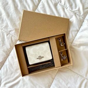 NWT Coach Boxed Mini Wallet On A Chain In Signature Canvas